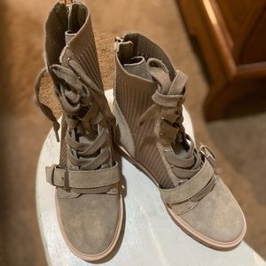 Size 7 DV8 Patrick Knit Lug Boot